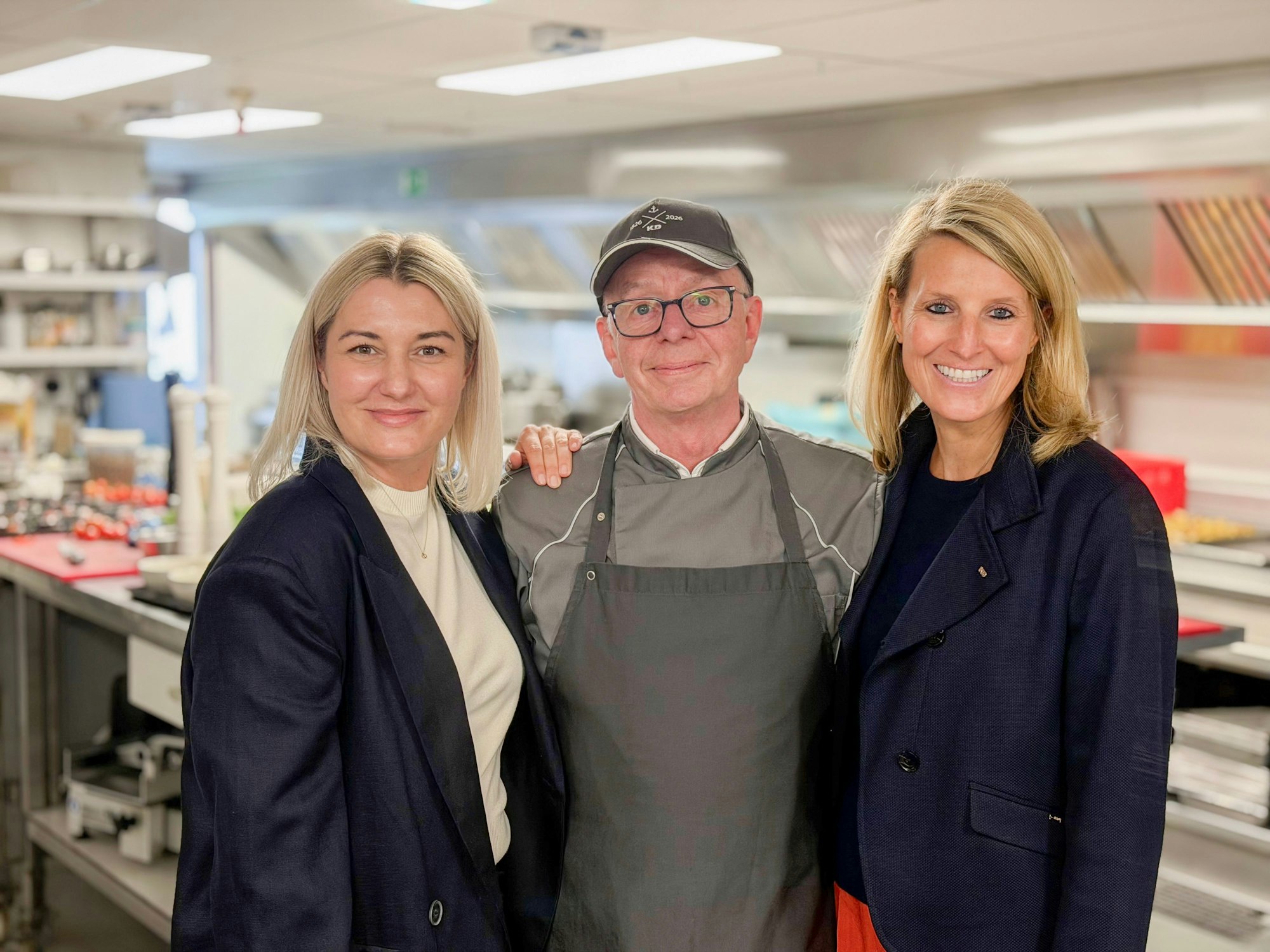 Nina Luig mit Küchenchef Gregor Kühn und Schiffsmanagerin Michele Hanck.