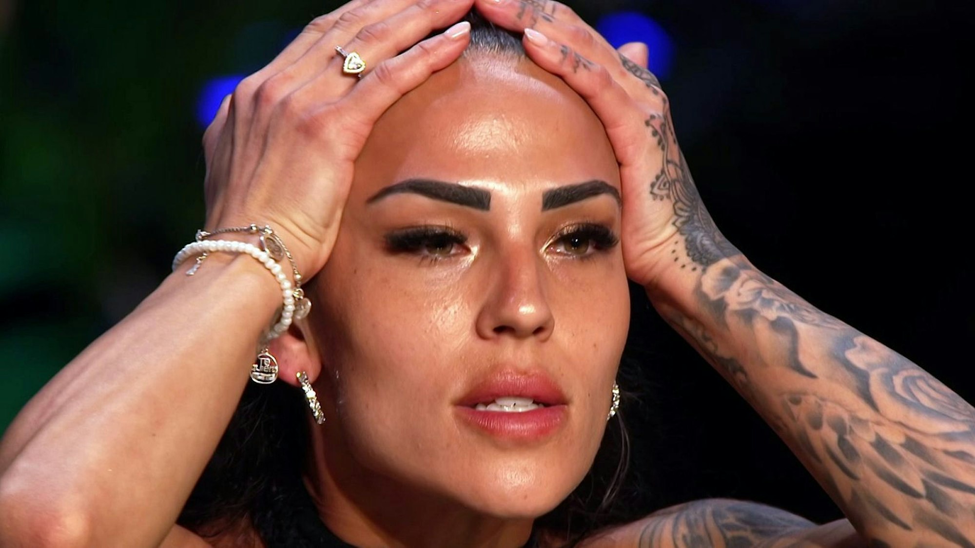 „Was geht hier ab?“, scheint Elena Miras sagen zu wollen. Bei „Kampf der RealityAllstars“ (RTLZWEI) gab es einige unerwartete Plot-Twists. (Bild: RTLZWEI)