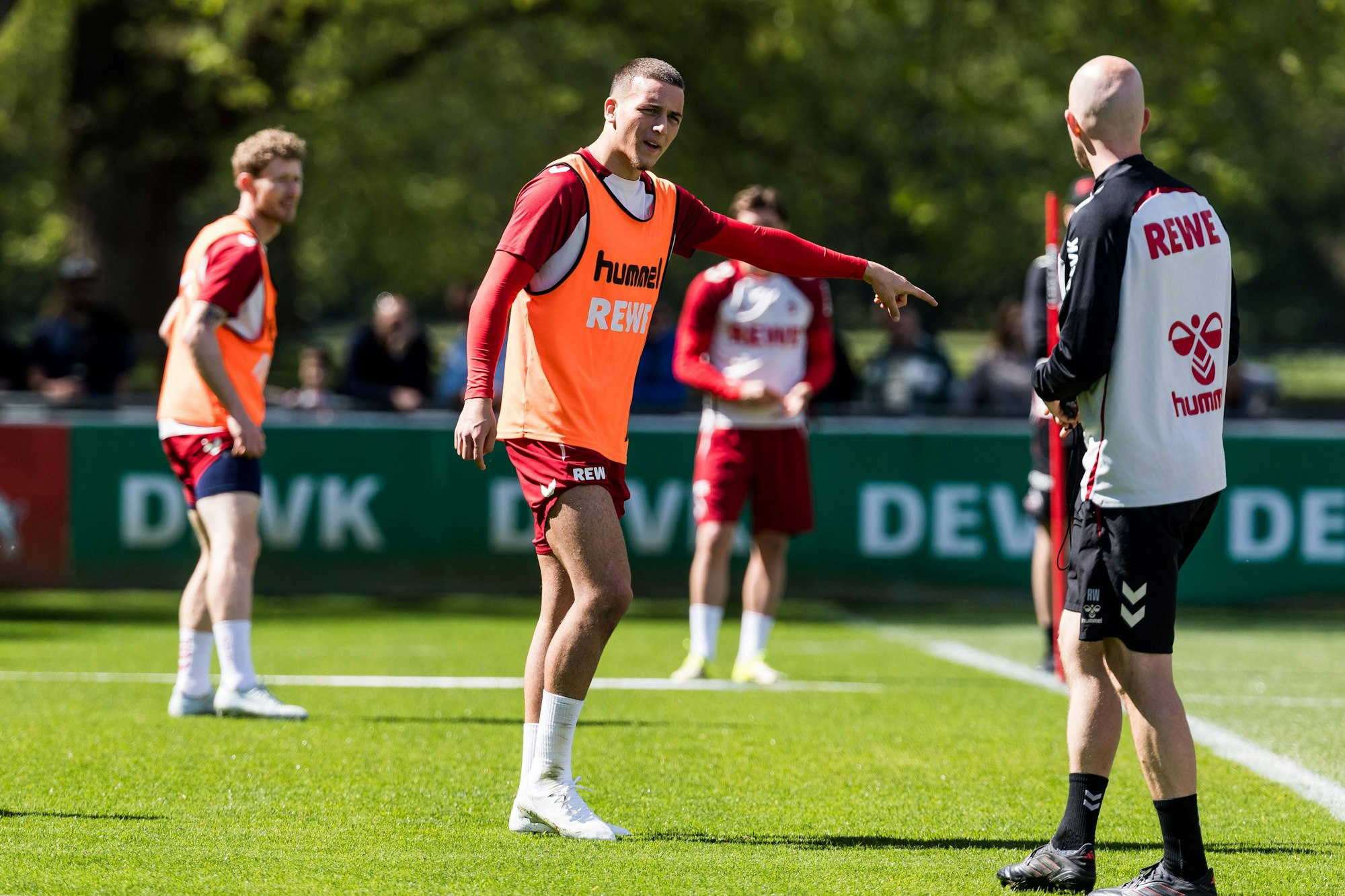 Said El Mala und René Wagner diskutieren im Training.