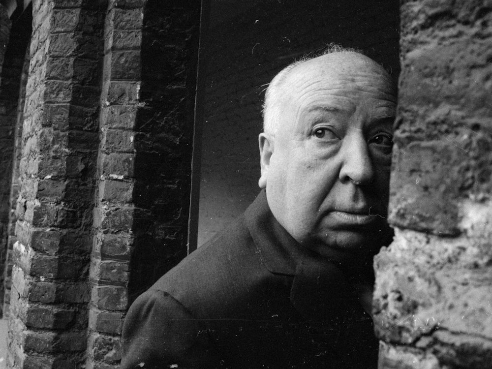 Er war ein Meister des Suspense: Alfred Hitchcock (1899-1980) gehörte zu den wegweisenden Regisseuren des Kinos. Zum 70-jährigen Jubiläum seines Meisterwerks „Der Mann, der zuviel wusste“ zeigen wir die spannendsten Fakten über den legendären britischen Regisseur. (Bild: Peter Dunne/Express/Getty Images)