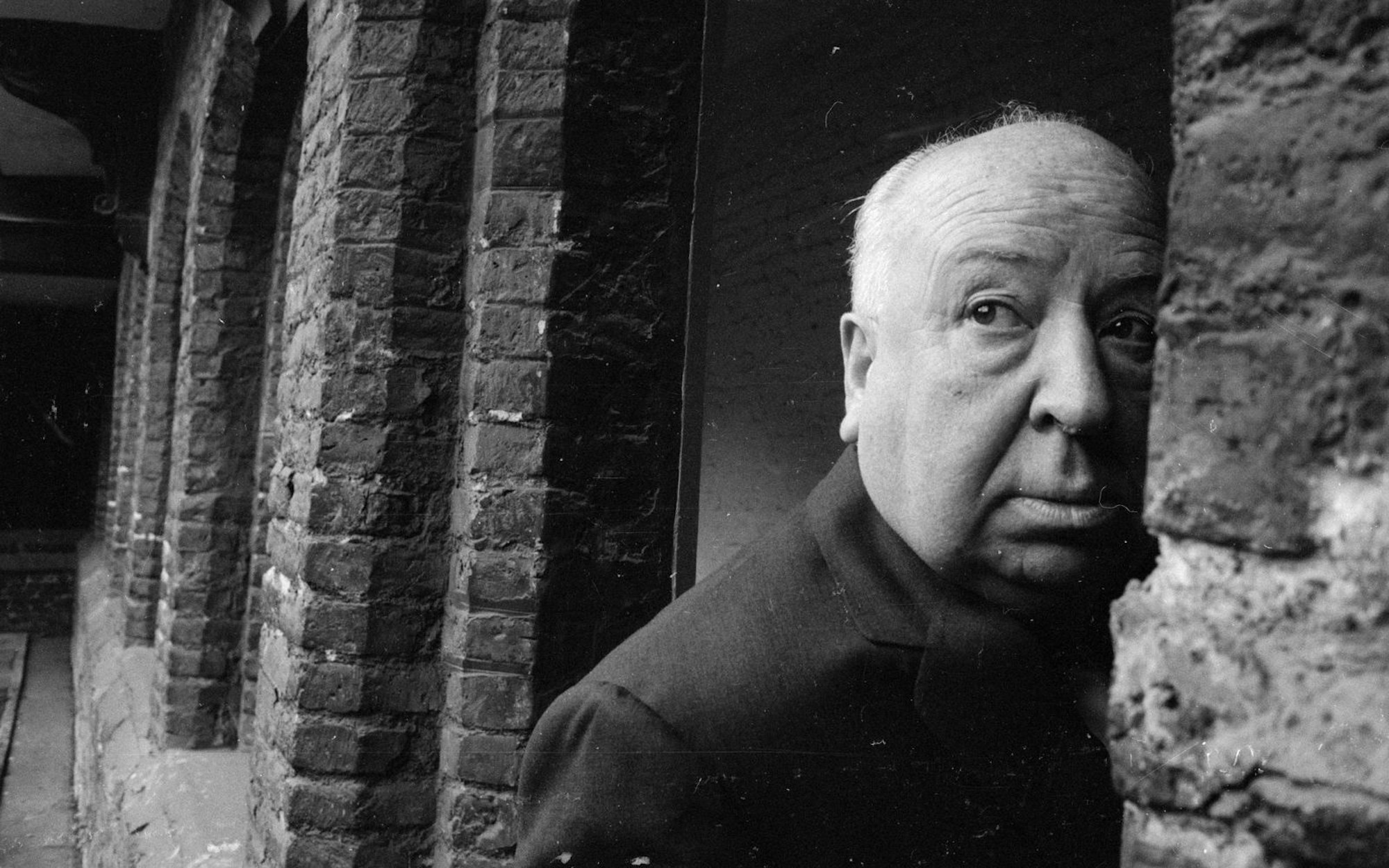 Er war ein Meister des Suspense: Alfred Hitchcock (1899-1980) gehörte zu den wegweisenden Regisseuren des Kinos. Zum 70-jährigen Jubiläum seines Meisterwerks „Der Mann, der zuviel wusste“ zeigen wir die spannendsten Fakten über den legendären britischen Regisseur. (Bild: Peter Dunne/Express/Getty Images)