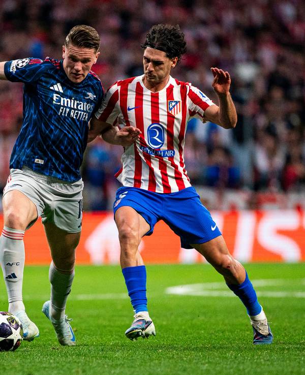 Victor Gyökeres (l.) und Johnny Cardoso im Zweikampf um den Ball