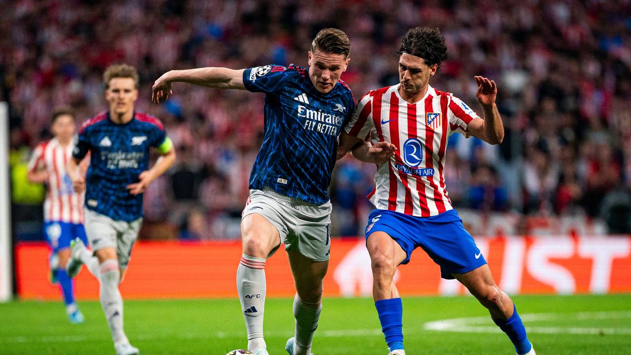 Victor Gyökeres (l.) und Johnny Cardoso im Zweikampf um den Ball