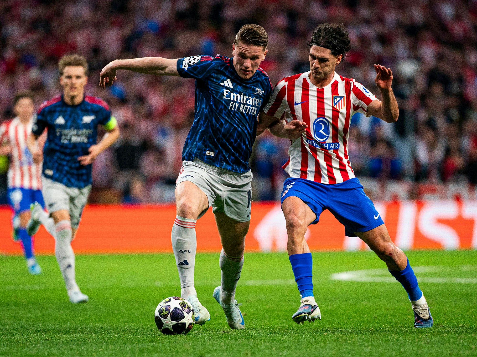 Victor Gyökeres (l.) und Johnny Cardoso im Zweikampf um den Ball