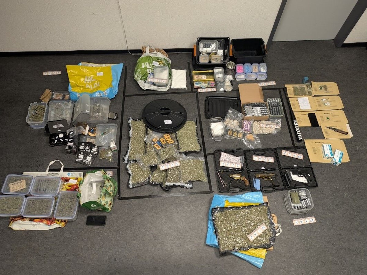 Die von der Polizei sichergestellten Drogen, Waffen und Bargeld auf einem Tisch.