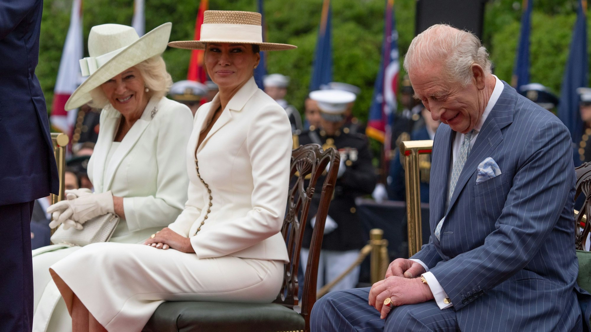 Gelegentlich konnten Charles III. und Camilla jedoch ein herzliches Lachen nicht unterdrücken.