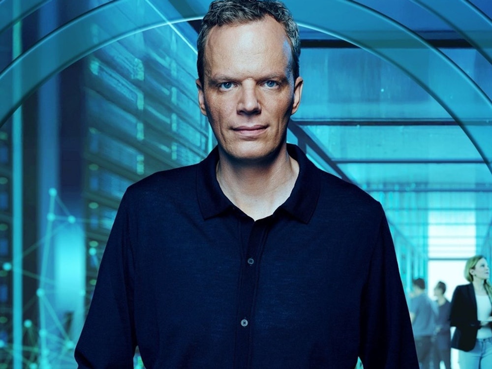 ZDF-Wirtschaftsexperte Florian Neuhann beschäftigt sich mit einer der wichtigsten Fragen unserer Zeit. Sie lautet: Frisst die KI unsere Jobs? Welche Arbeit ist noch sicher, und wie müssen wir uns verändern, damit Menschen weiter gefragt sein werden? (Bild: ZDF/Maximilian König)