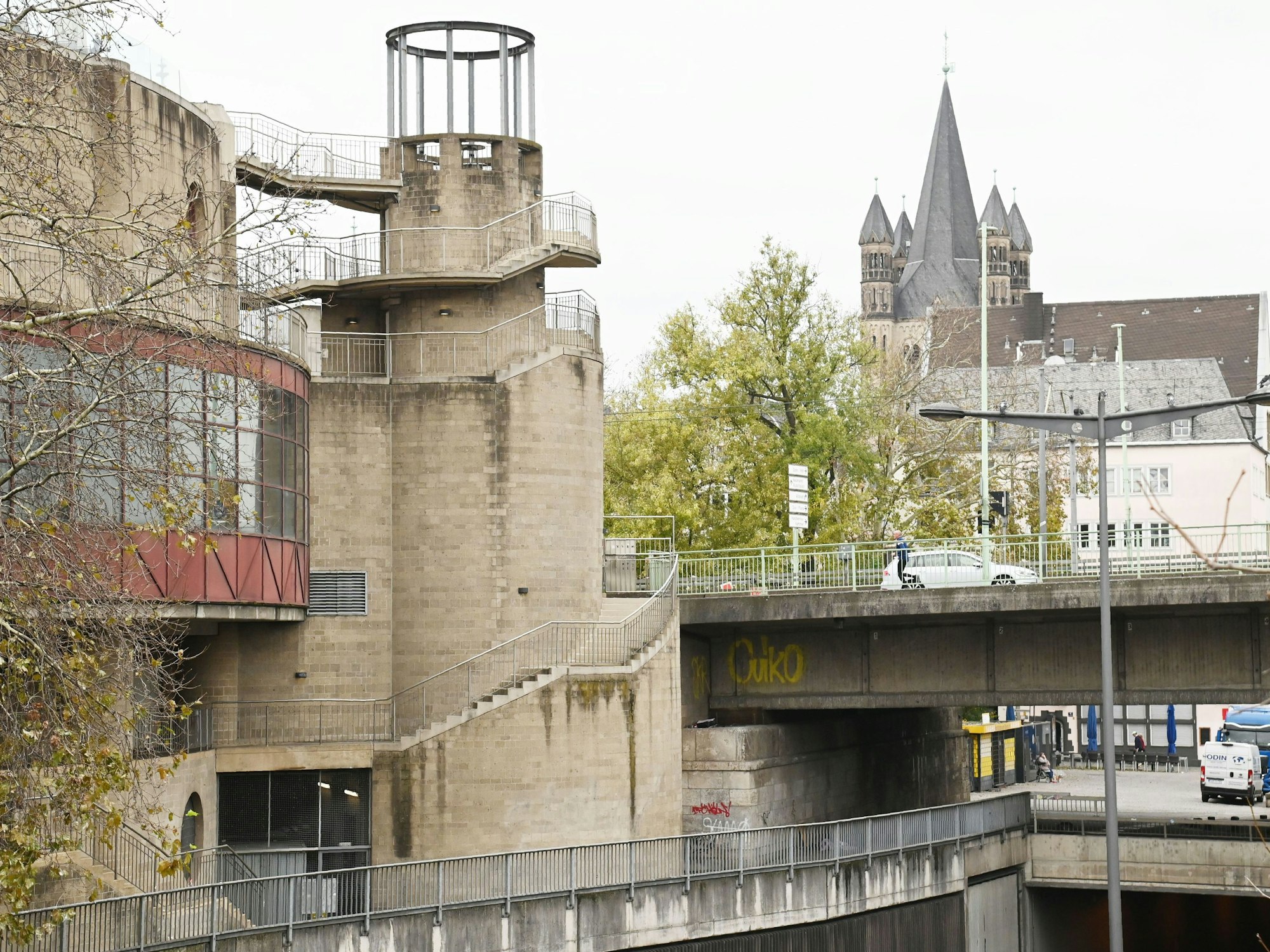 Ein Turm steht neben einer Brücke.
