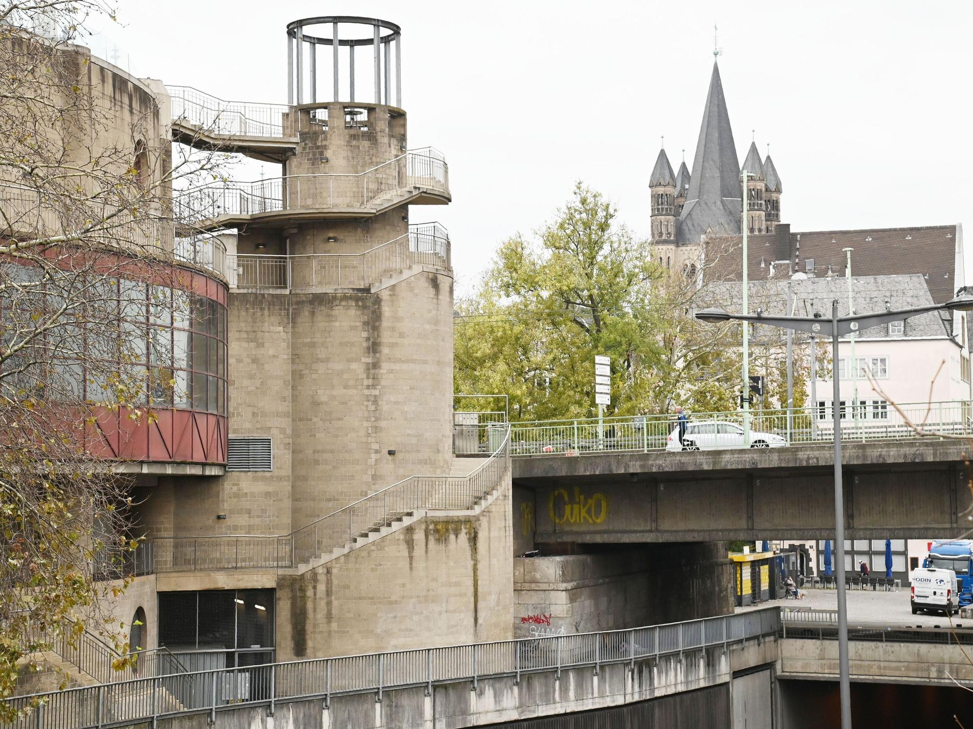 Auf einem Turm ist ein Gestell aufgesetzt, auf das das Flügelauto landen soll.
