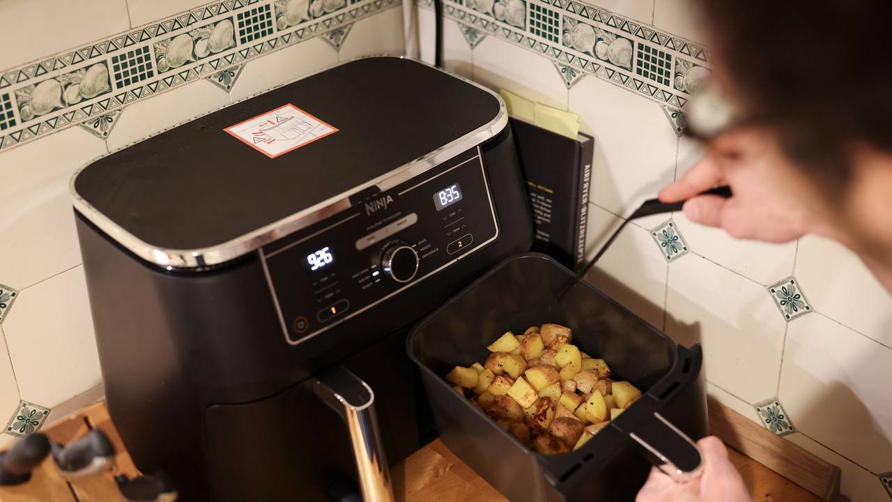 Mann kocht mit einem Airfryer