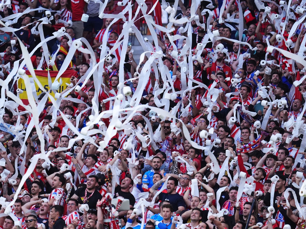 Fans von Atlético Madrid jubeln vor dem Spiel.