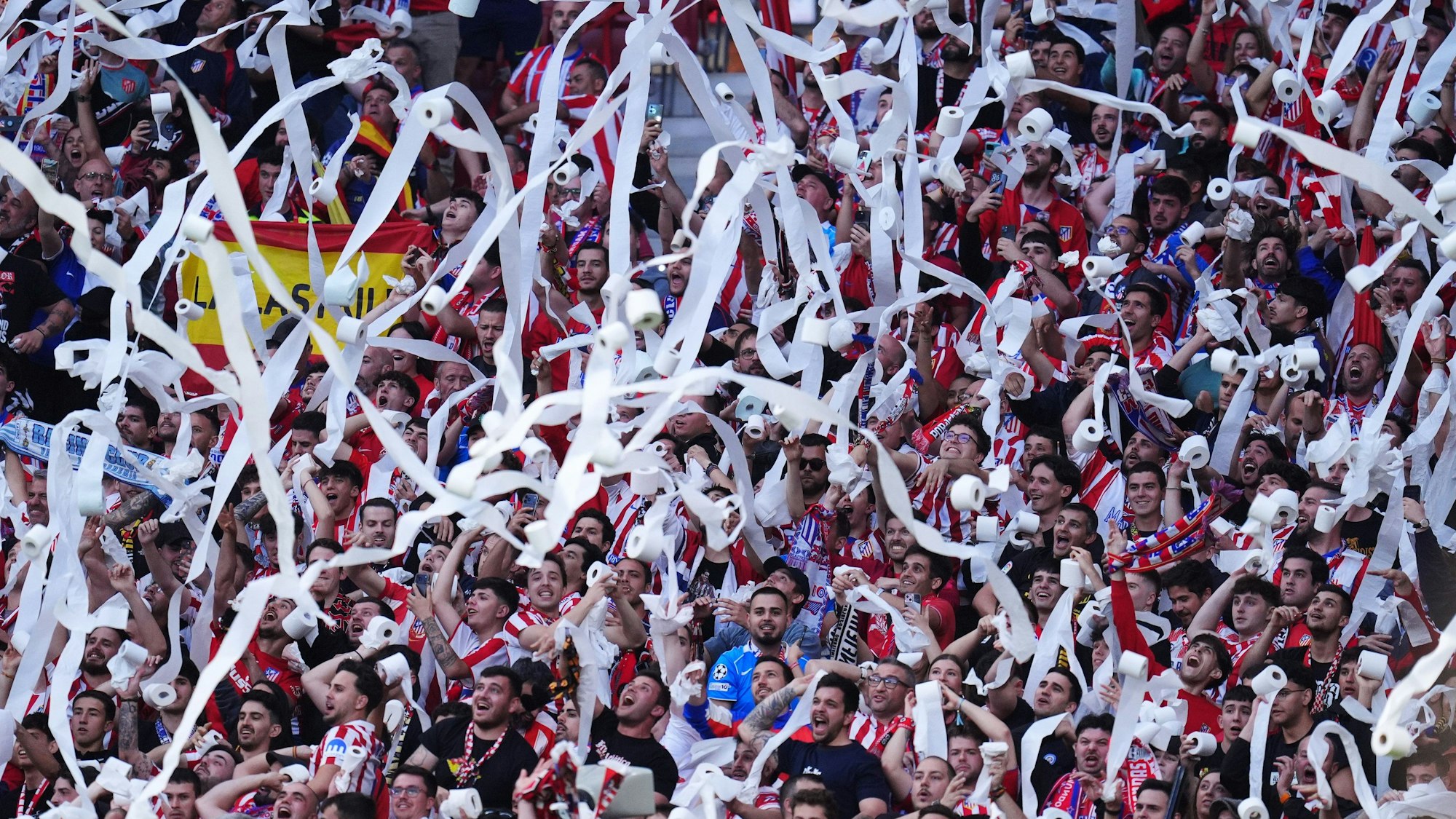 Fans von Atlético Madrid jubeln vor dem Spiel.