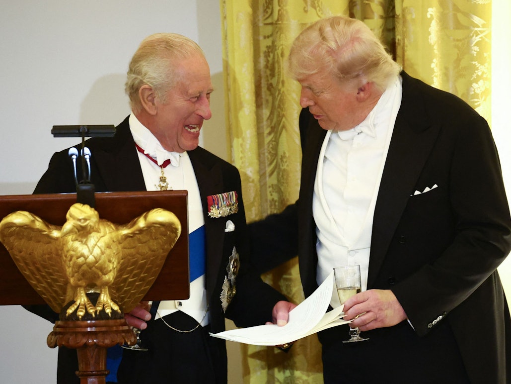 Was plaudern die da? US-Präsident Donald Trump und der britische König Charles III. beim Staatsbankett im East Room des Weißen Hauses in Washington, D.C. am Dienstagabend.