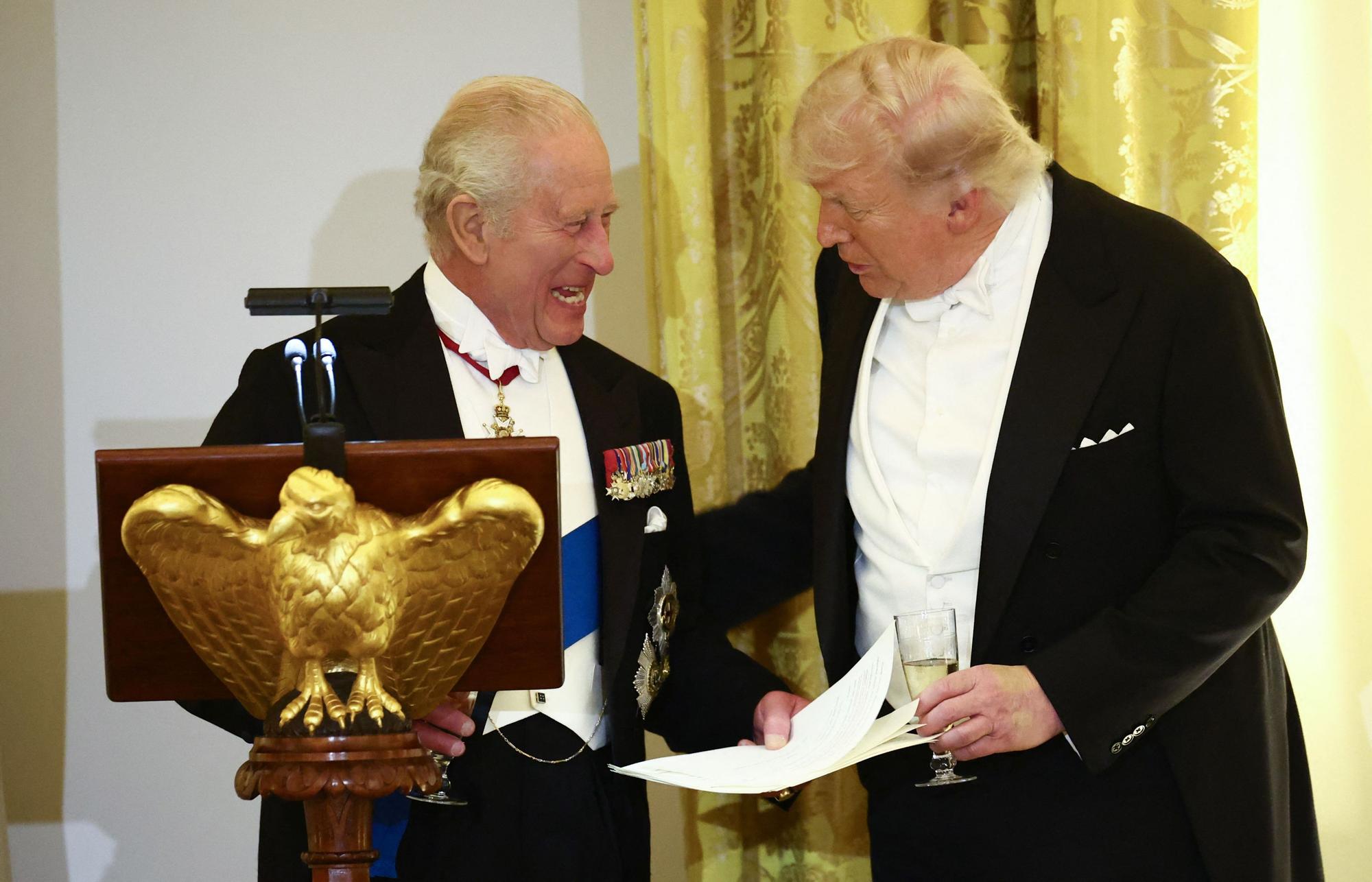 Was plaudern die da? US-Präsident Donald Trump und der britische König Charles III. beim Staatsbankett im East Room des Weißen Hauses in Washington, D.C. am Dienstagabend.