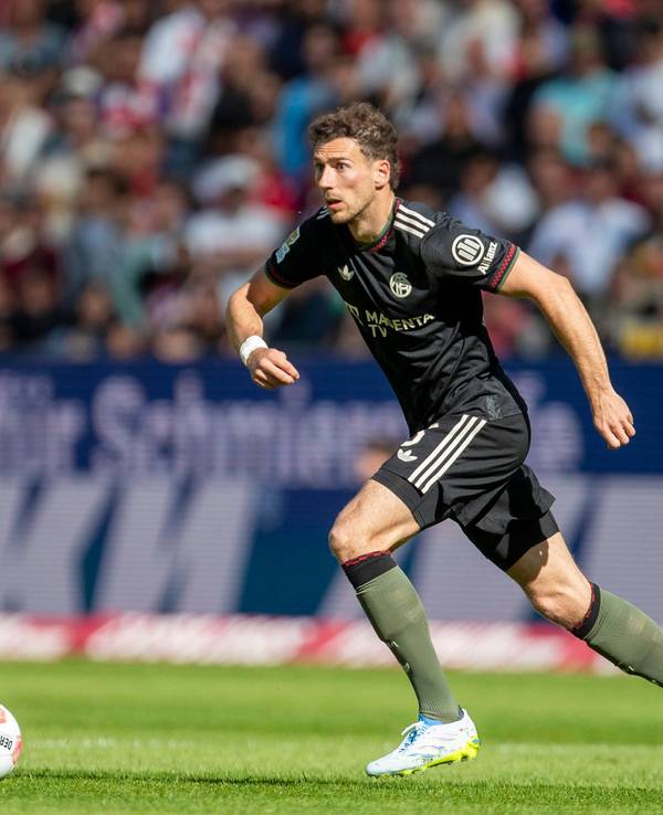 Leon Goretzka in Aktion mit Ball.