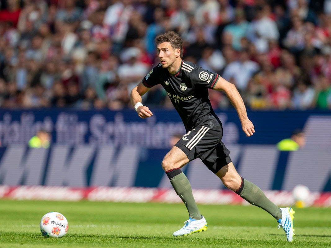 Leon Goretzka in Aktion mit Ball.
