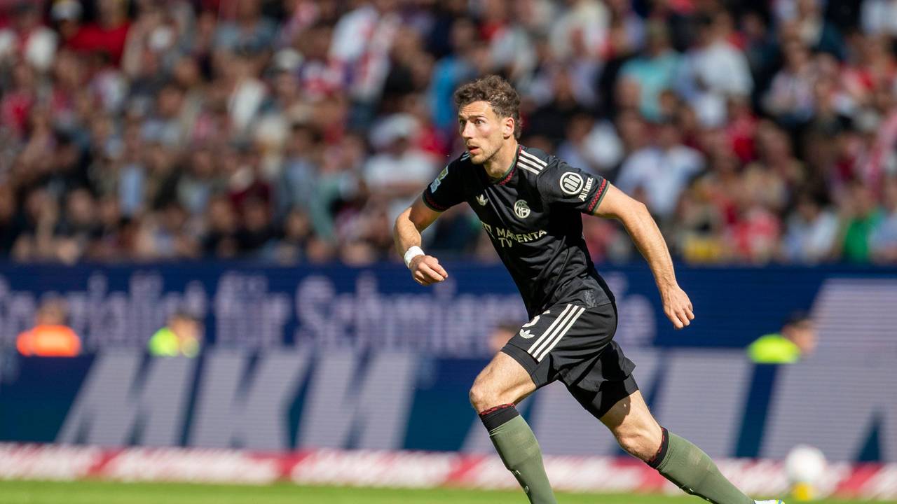 Leon Goretzka in Aktion mit Ball.