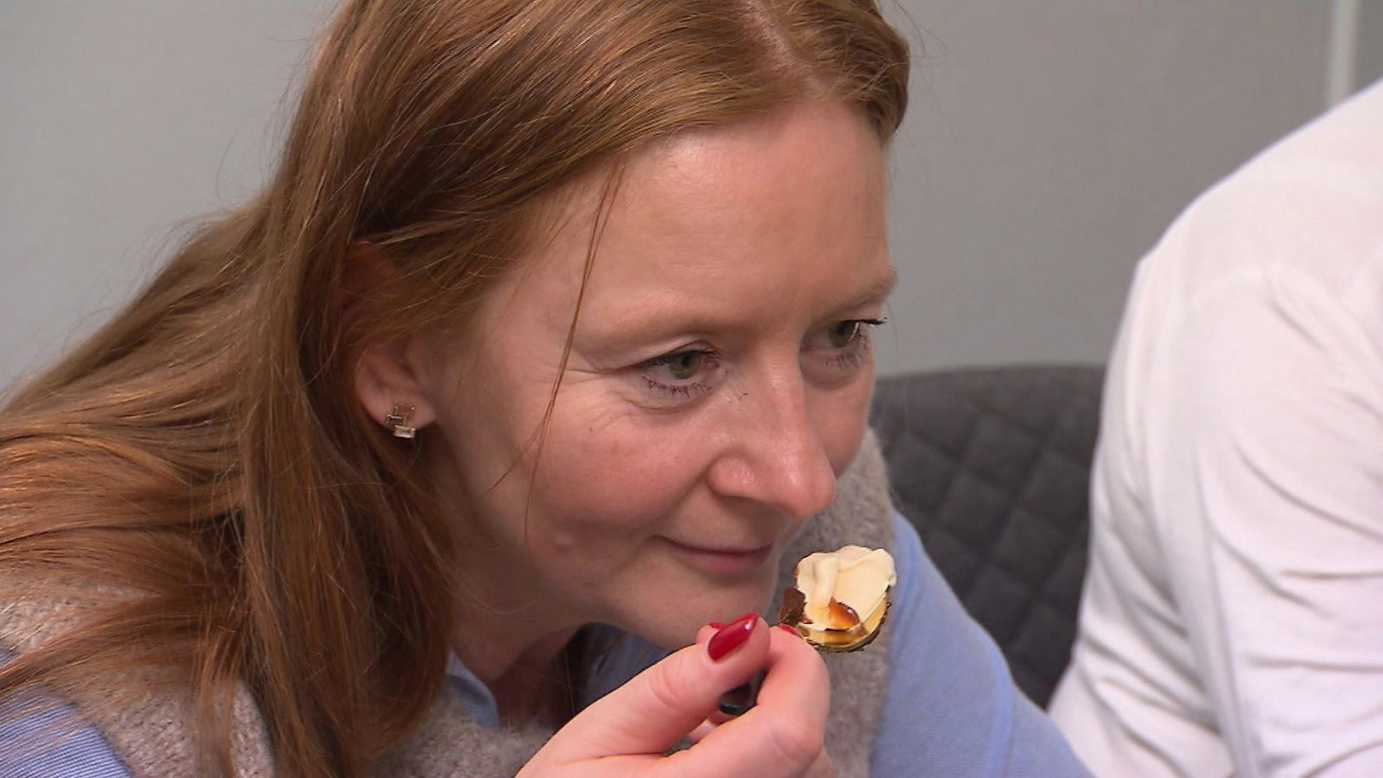 Anna (45) ist begeistert von Konrads hausgemachtem Walnuss-Eis mit Ahornsirup. (Bild: RTL)