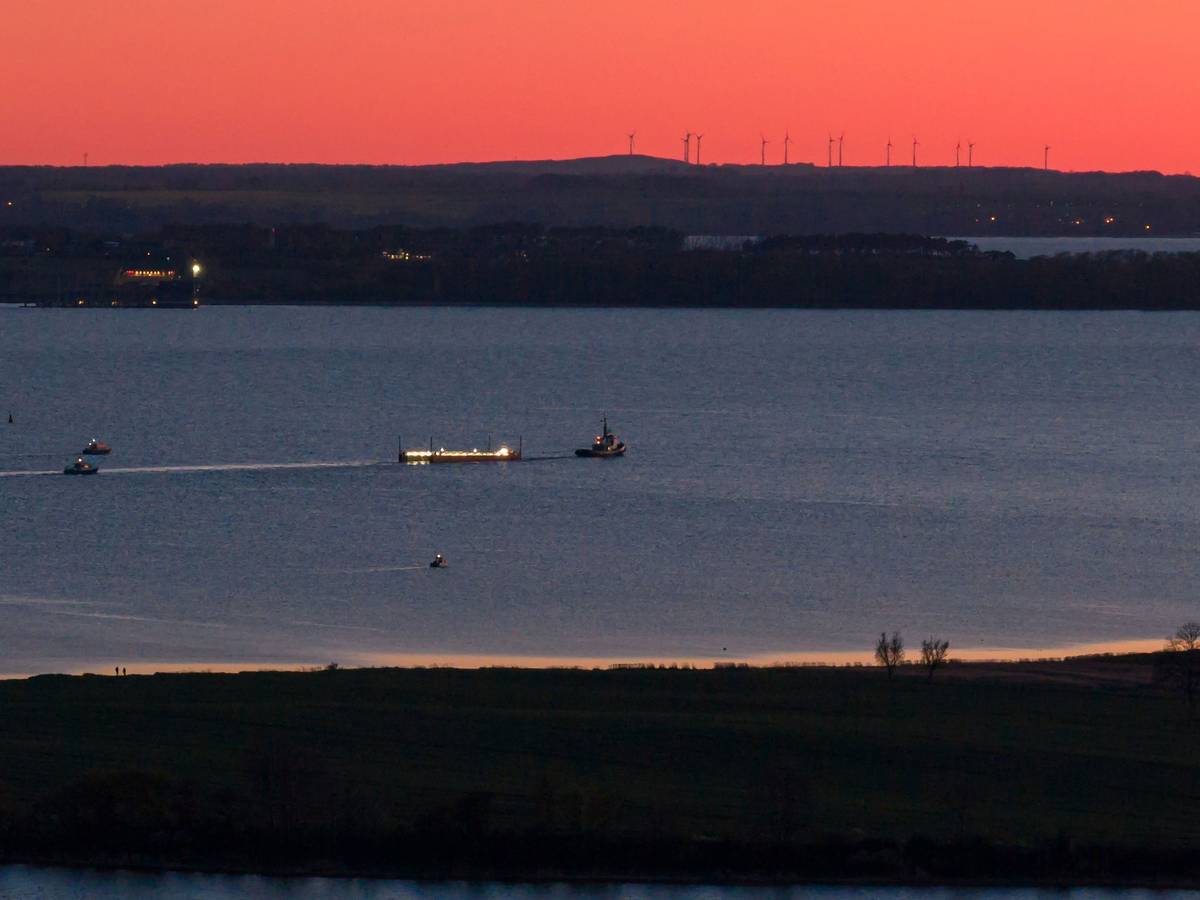 Das Schiff „Robin Hood“ zieht am Abend vor Wismar die Barge mit dem gestrandetem Wal in Richtung Ostsee (Luftaufnahme mit einer Drohne).