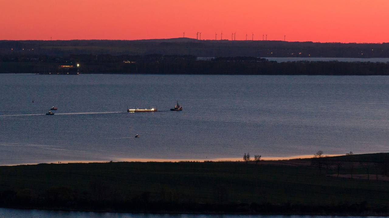 Das Schiff „Robin Hood“ zieht am Abend vor Wismar die Barge mit dem gestrandetem Wal in Richtung Ostsee (Luftaufnahme mit einer Drohne).