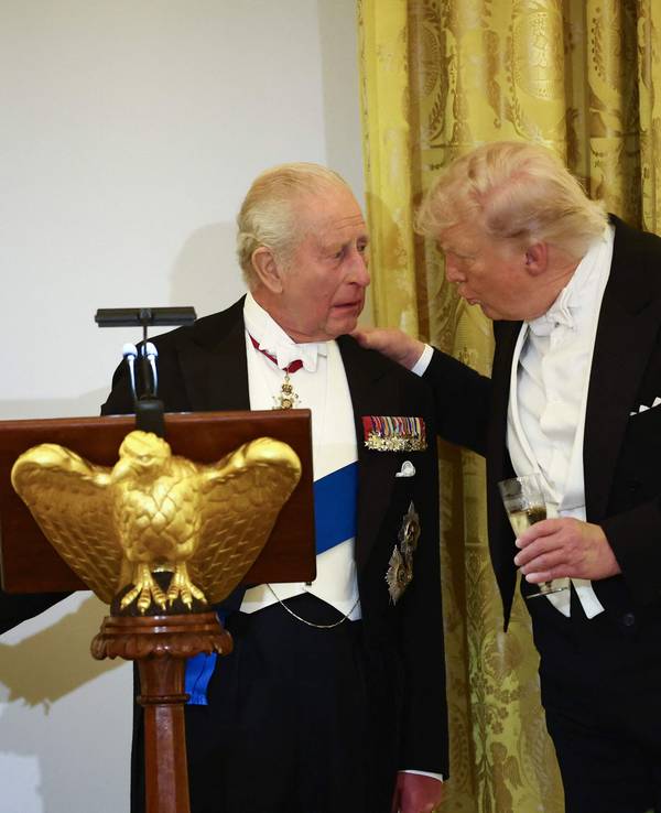 König Charles und Donald Trump sprechen miteinandr.