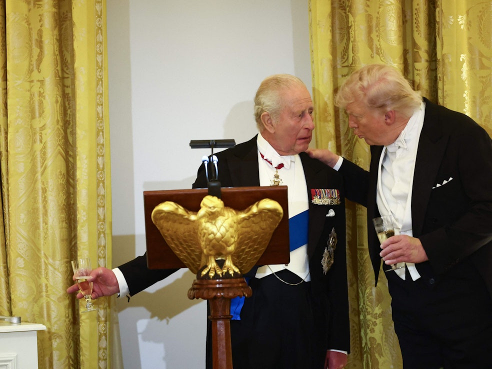 König Charles und Donald Trump sprechen miteinandr.