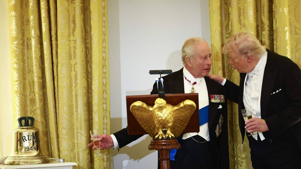 König Charles und Donald Trump sprechen miteinandr.
