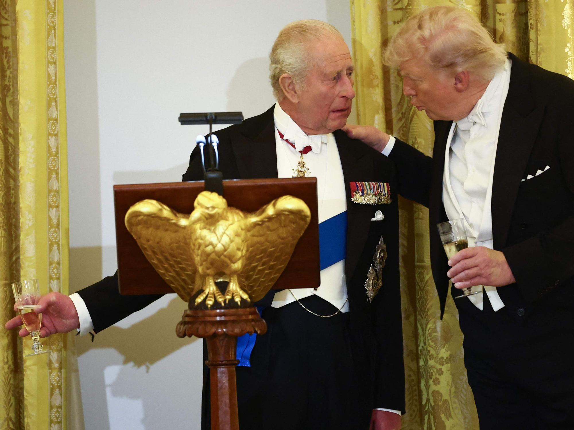 König Charles und Donald Trump sprechen miteinandr.