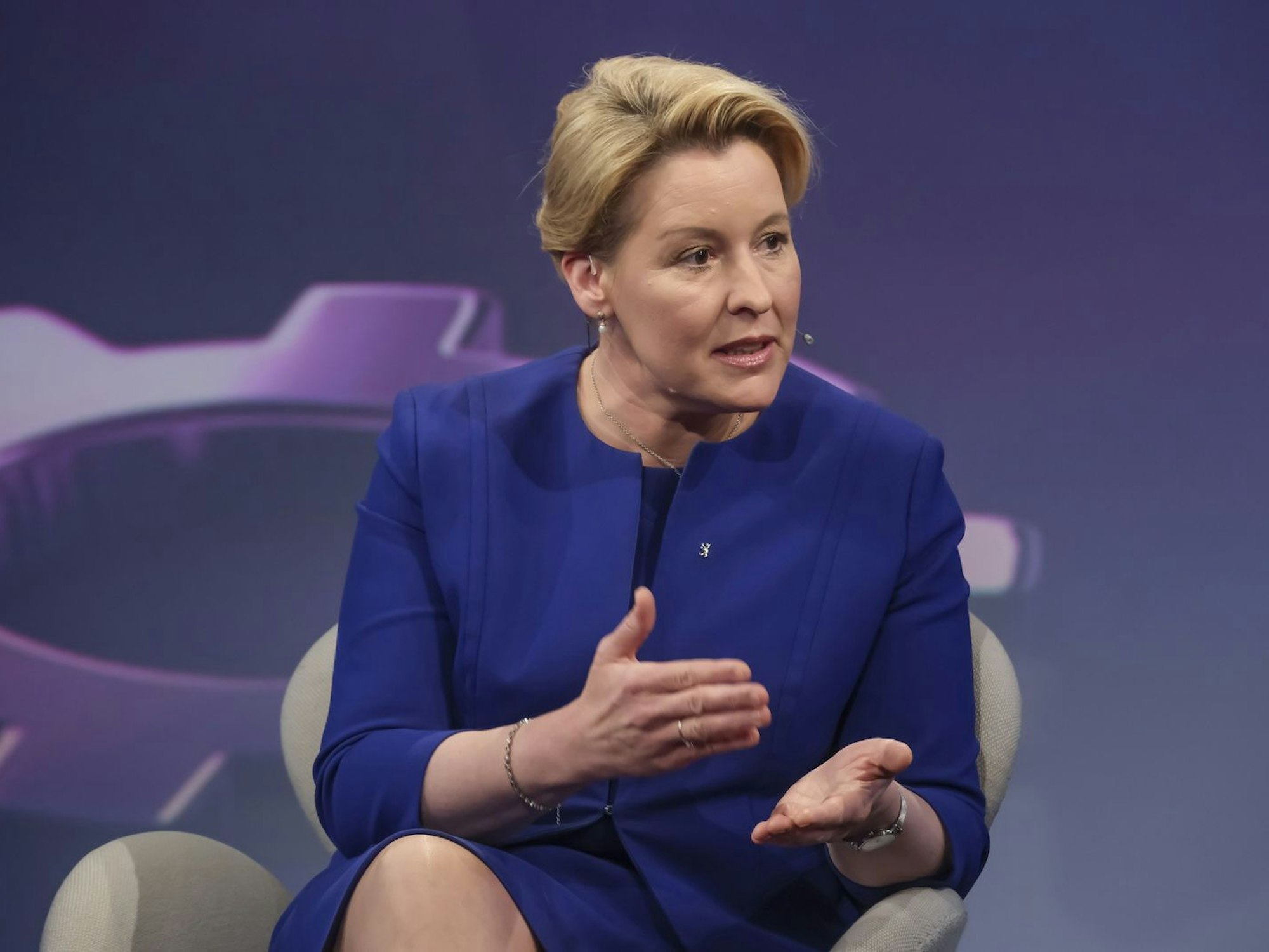 Franziska Giffey glaubt nicht dass die Steuerentlastung beim Spritpreis bei den Verbraucherinnen und Verbrauchern ankommen wird. (Bild: WDR/Oliver Ziebe)