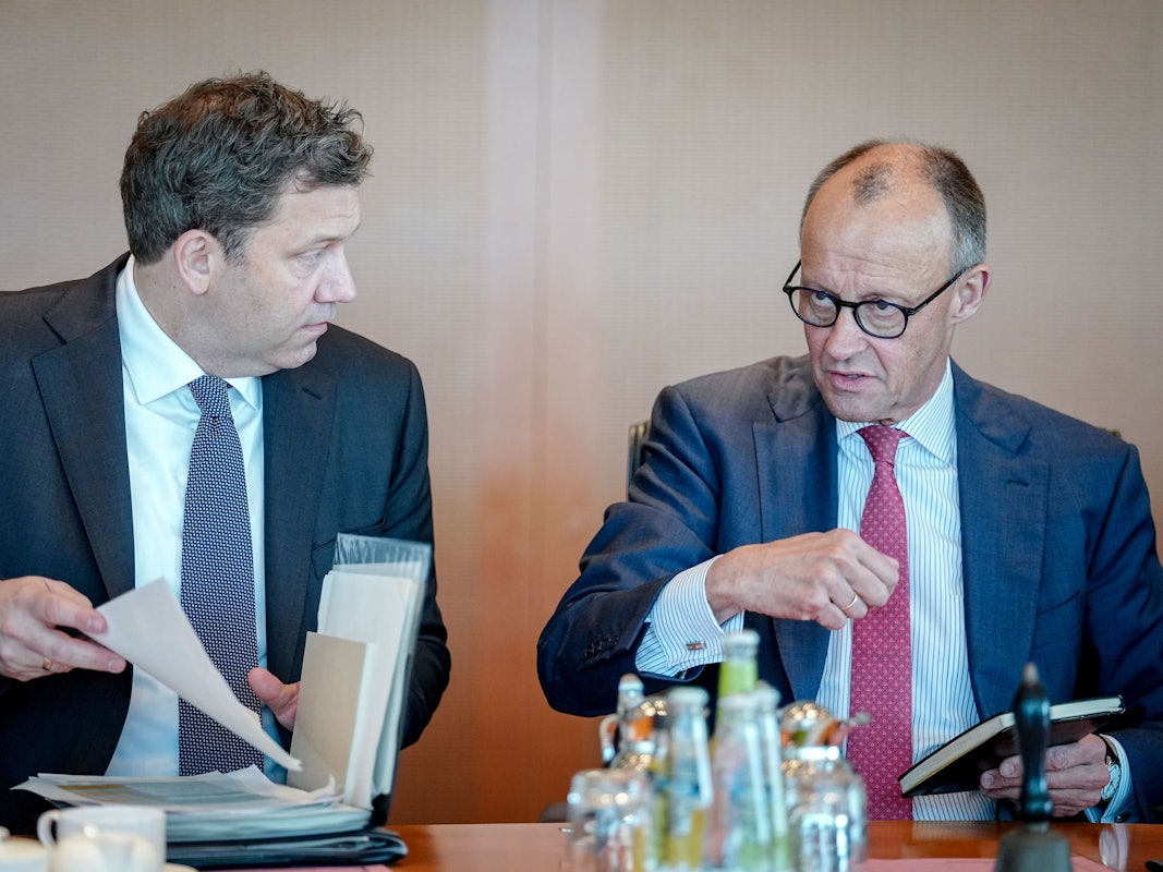 Lars Klingbeil (SPD, l), Bundesminister der Finanzen, Vizekanzler und SPD-Bundesvorsitzender, und Bundeskanzler Friedrich Merz (CDU) bei der Sitzung des Bundeskabinetts im Bundeskanzleramt teil.