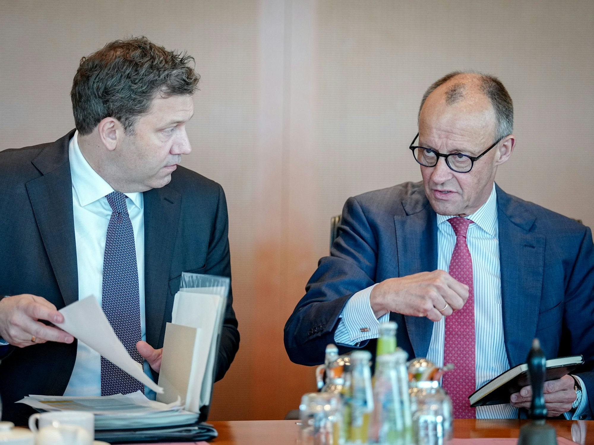 Finanzminister Lars Klingbeil (SPD, l.) und Bundeskanzler Friedrich Merz (CDU) bei der Sitzung des Bundeskabinetts im Bundeskanzleramt.
