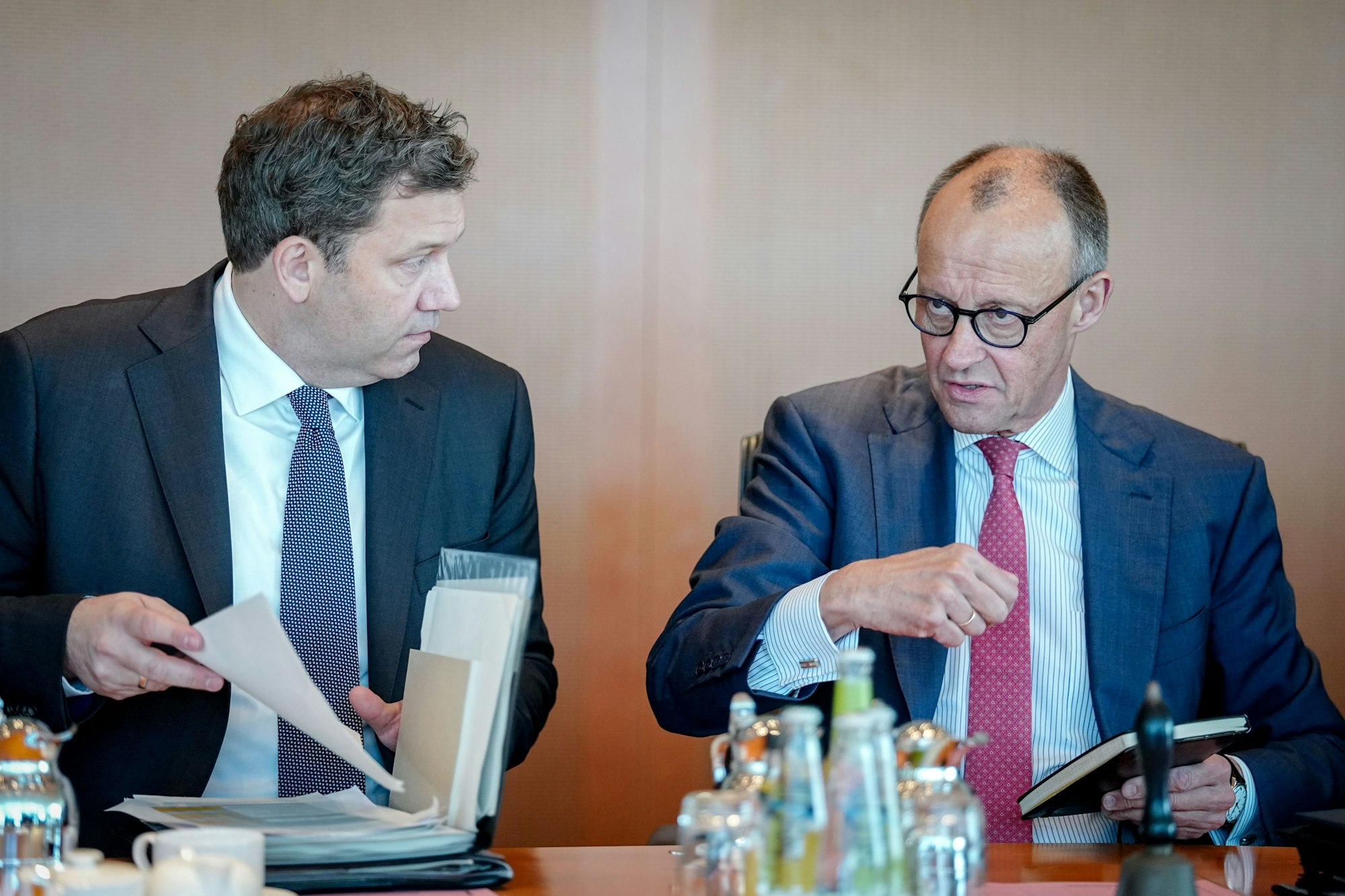 Lars Klingbeil (SPD, l), Bundesminister der Finanzen, Vizekanzler und SPD-Bundesvorsitzender, und Bundeskanzler Friedrich Merz (CDU) bei der Sitzung des Bundeskabinetts im Bundeskanzleramt teil.