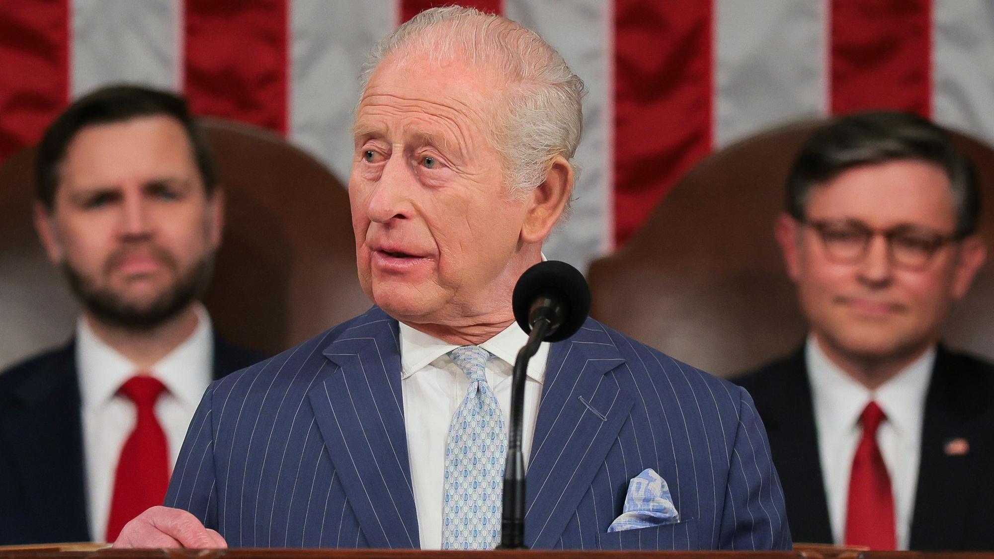 König Charles III. spricht in einer gemeinsamen Sitzung des Kongresses, während Vizepräsident JD Vance (links) und der Sprecher des Repräsentantenhauses Mike Johnson (R-La.) (rechts) im Repräsentantenhaus des US-Kapitols in Washington zuhören.