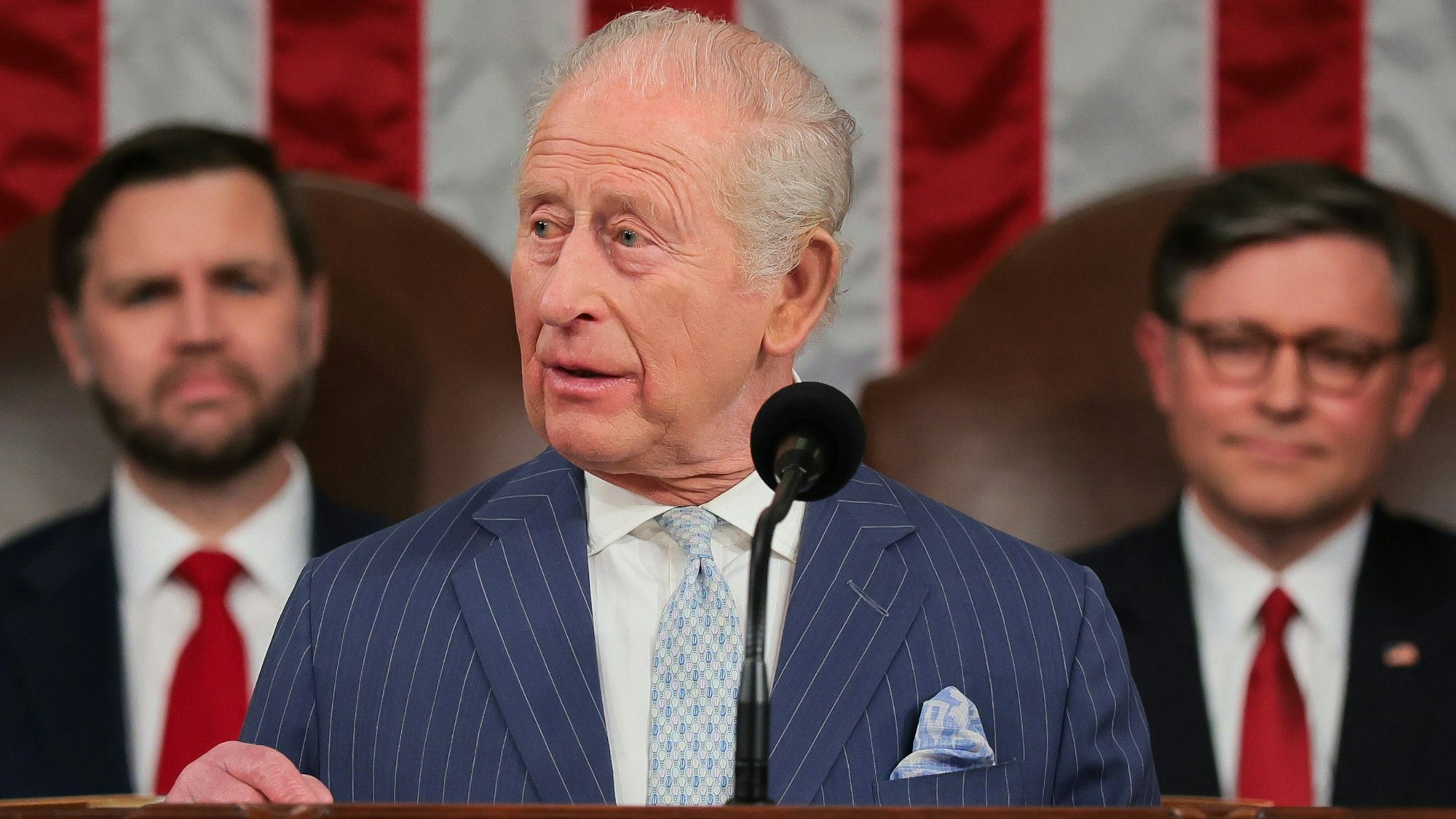 König Charles III. spricht in einer gemeinsamen Sitzung des Kongresses, während Vizepräsident JD Vance (links) und der Sprecher des Repräsentantenhauses Mike Johnson (R-La.) (rechts) im Repräsentantenhaus des US-Kapitols in Washington zuhören.
