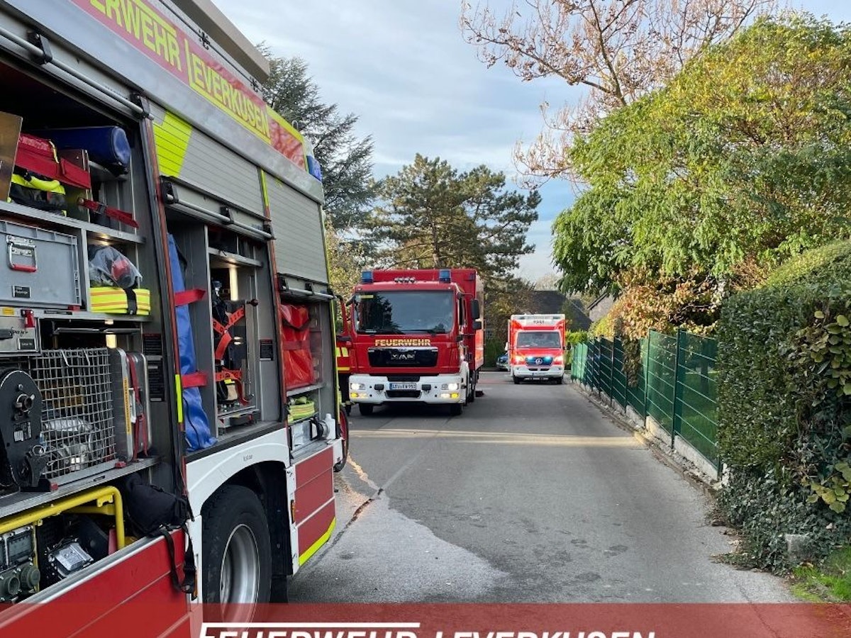 Feuerwehrauto vor einem Haus.