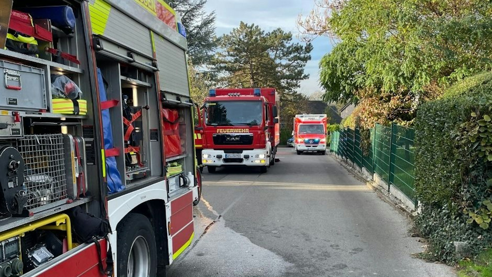 Feuerwehrauto vor einem Haus.