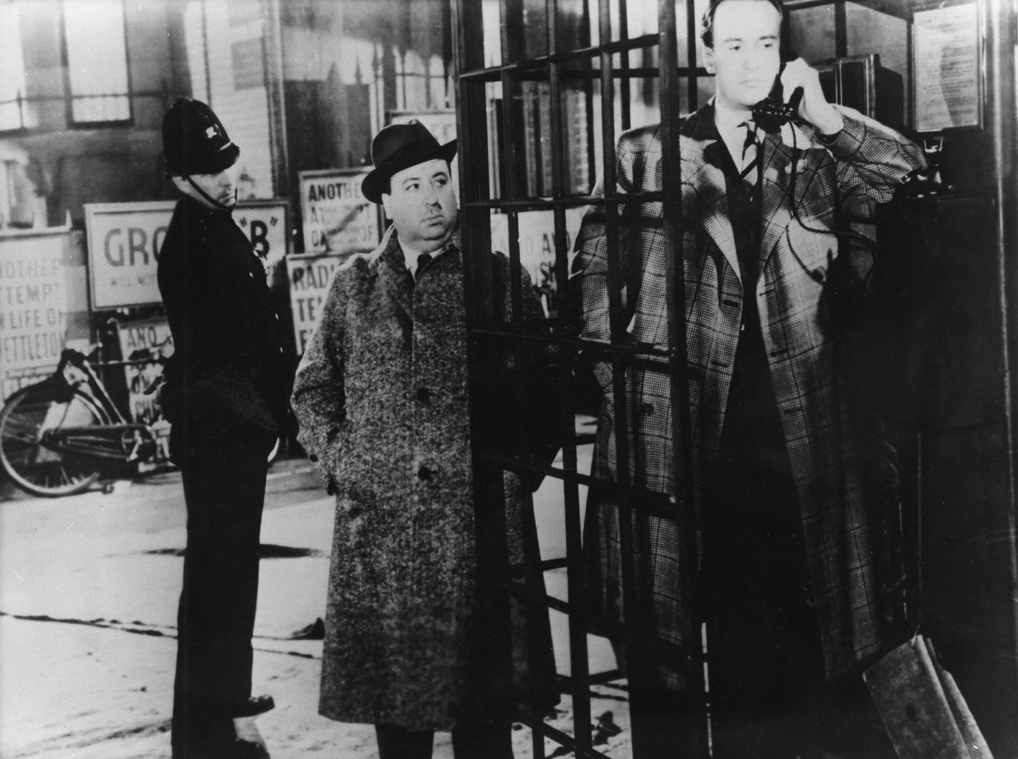 Ein Hitchcock-Film ohne Cameo-Auftritt des Meisters? Undenkbar! In 40 seiner 54 noch existierenden Filme war der Regisseur kurz im Bild zu sehen - wie hier in „Rebecca“ (Hitchcock in der Mitte) (Bild: Ullstein Bild via Getty Images)