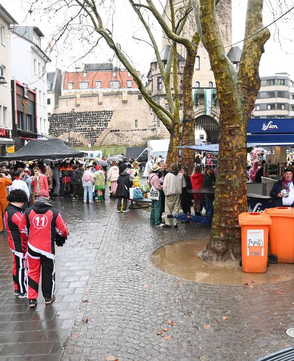 Der Chlodwigplatz an Karneval – dieses Fest ist genehmigt.