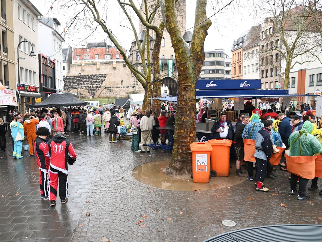 Der Chlodwigplatz an Karneval – dieses Fest ist genehmigt.