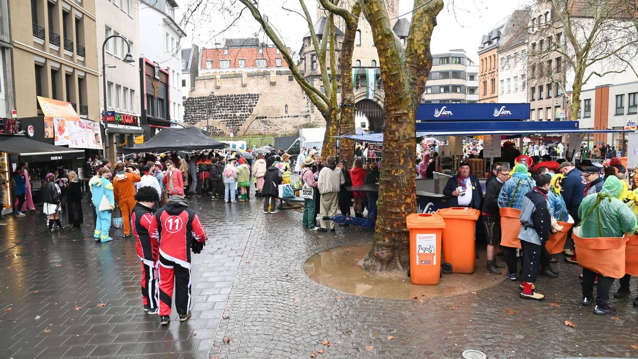 Der Chlodwigplatz an Karneval – dieses Fest ist genehmigt.