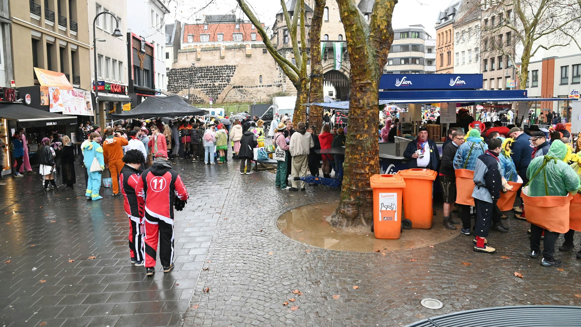 Der Chlodwigplatz an Karneval – dieses Fest ist genehmigt.