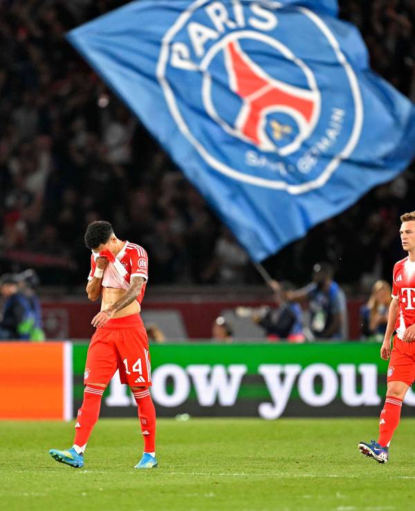 Die Stars des FC Bayern frustriert nach einem Gegentor in der Champions League in Paris.