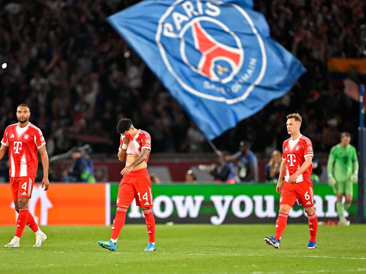 Die Stars des FC Bayern frustriert nach einem Gegentor in der Champions League in Paris.