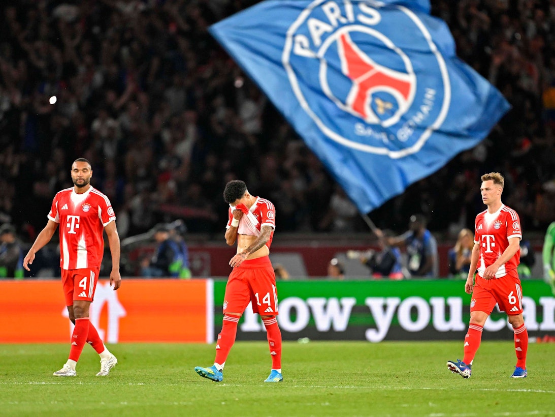 Die Stars des FC Bayern frustriert nach einem Gegentor in der Champions League in Paris.