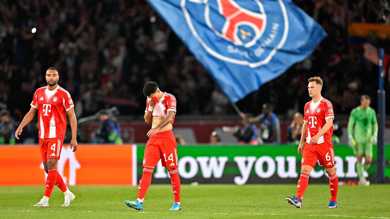 Die Stars des FC Bayern frustriert nach einem Gegentor in der Champions League in Paris.