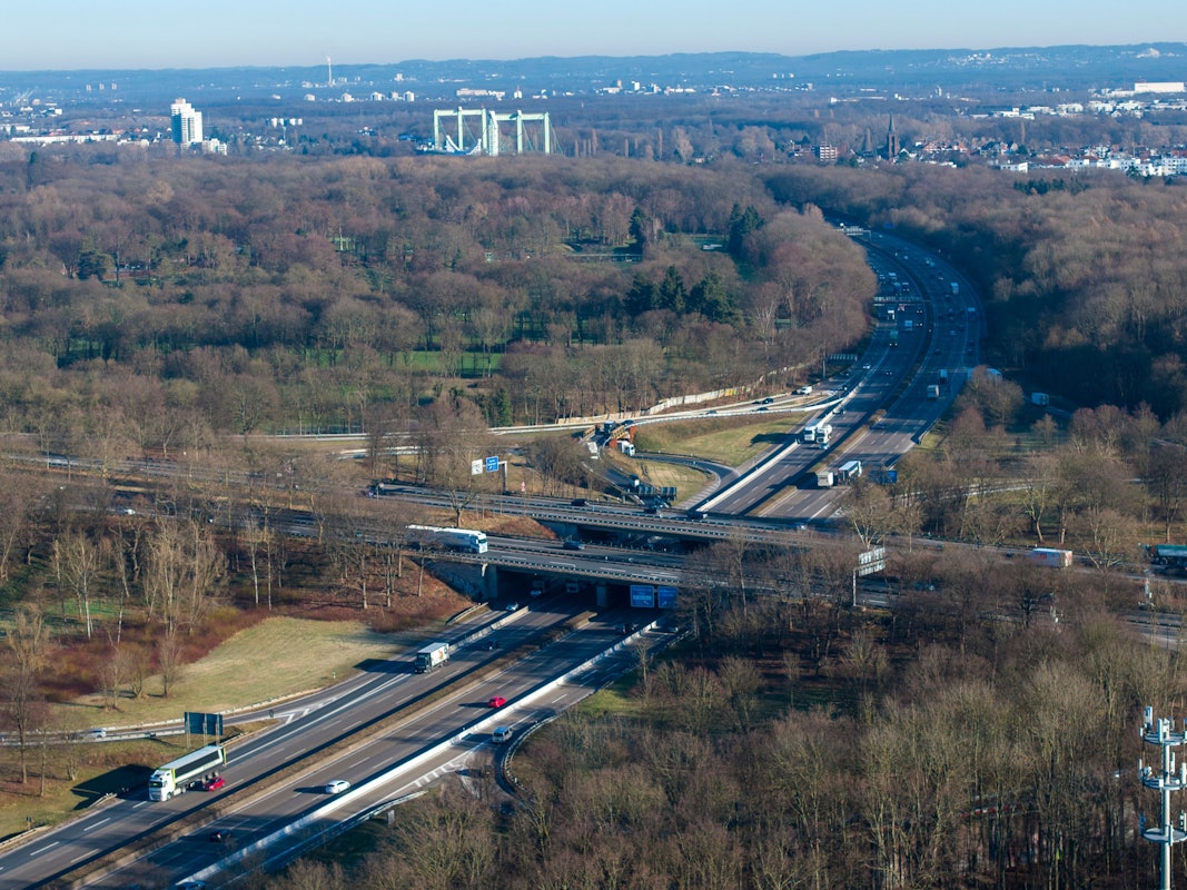 Das Autobahnkreuz Köln-Süd verbindet die A4 und A555. (Archivbild)