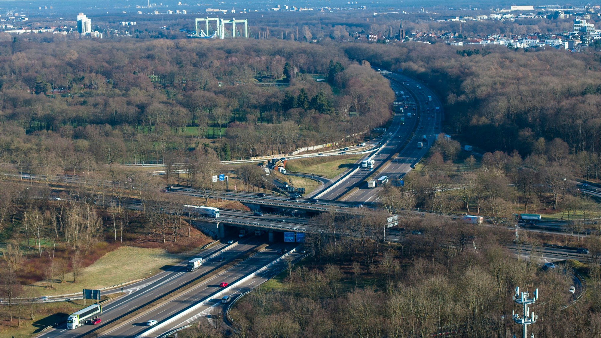 Das Autobahnkreuz Köln-Süd verbindet die A4 und A555. (Archivbild)
