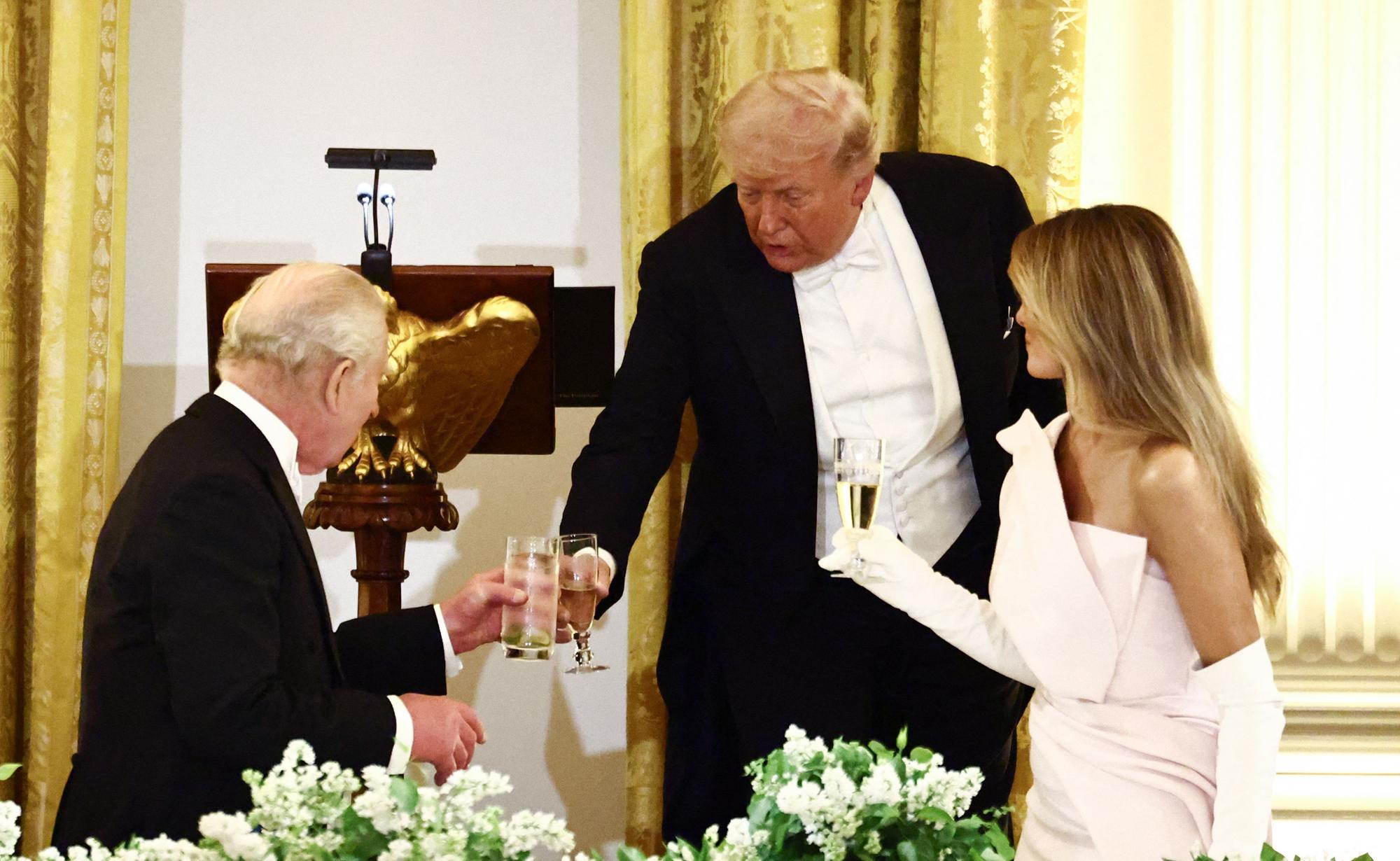 Ein festlicher Moment im Weißen Haus: US-Präsident Donald Trump, First Lady Melania Trump und der britische König Charles III. erheben ihre Gläser zum Toast.