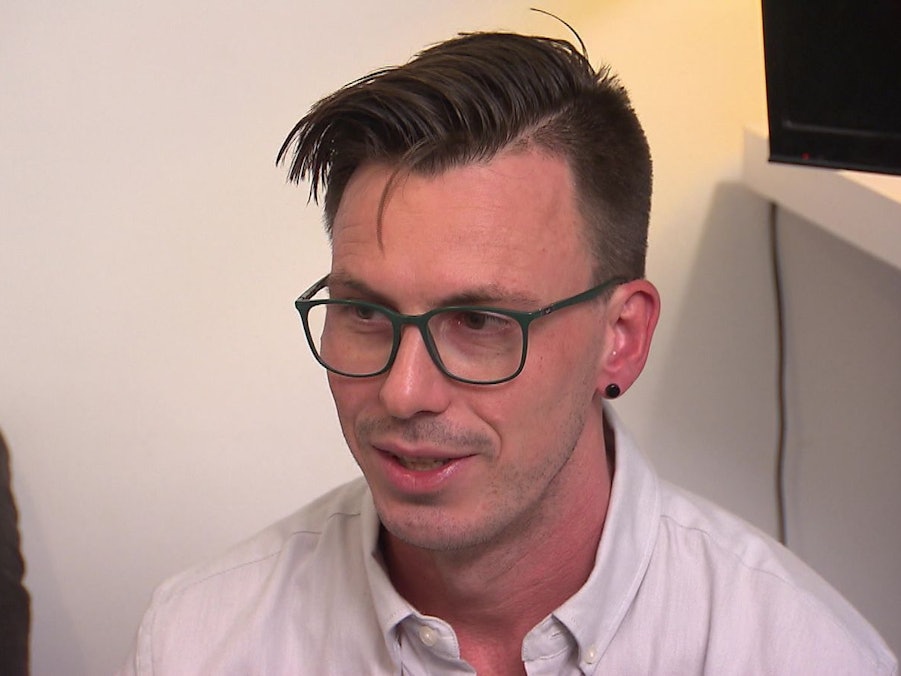 „Andere belehren liegt mir im Blut“, sagt Lehrer und Hobbykoch Konrad (34) über sich. (Bild: RTL)