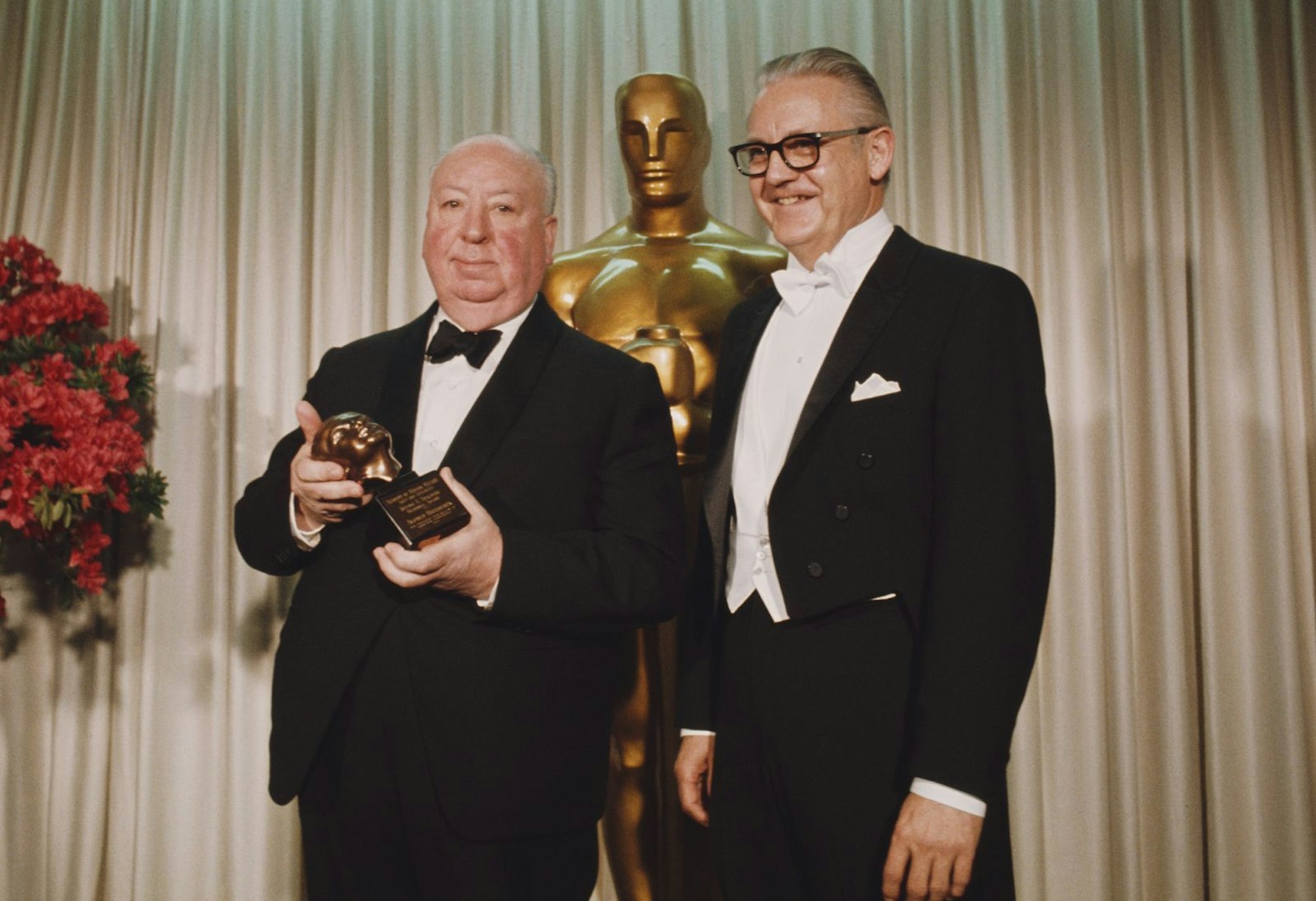 Alfred Hitchcock (links, mit Regisseur Robert Wise) erhielt nie den Regie-Oscar. 1968 bekam er lediglich den Ehrenoscar - den Irving G. Thalberg Memorial Award. „Thank you ... very much indeed“ - mit dieser kurzen Ansprache bedankte er sich bei der Oscar-Akademie. (Bild: Rolls Press/Popperfoto via Getty Image)
